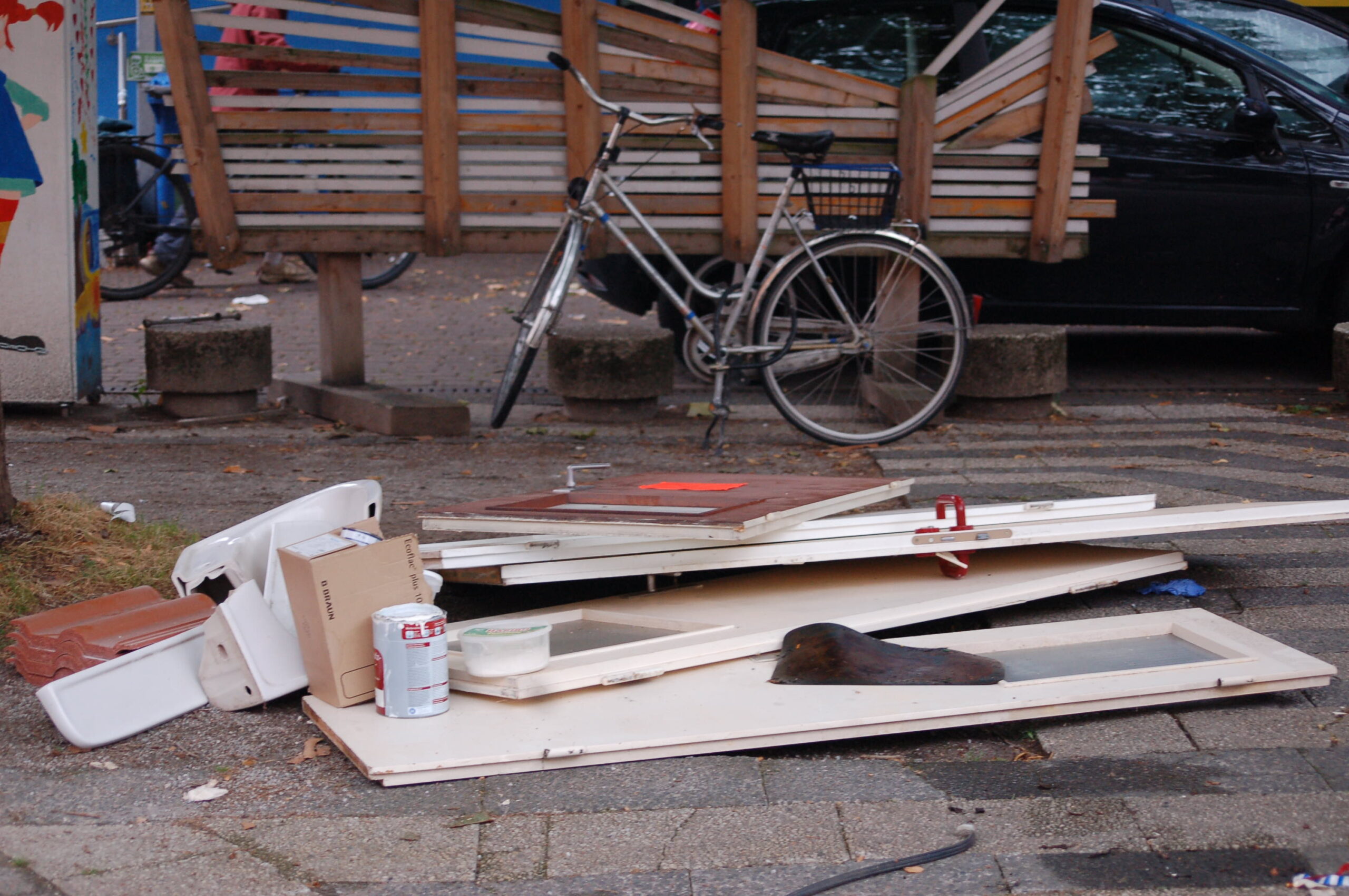 Wieder Müll auf Synagogenplatz dokumentiert