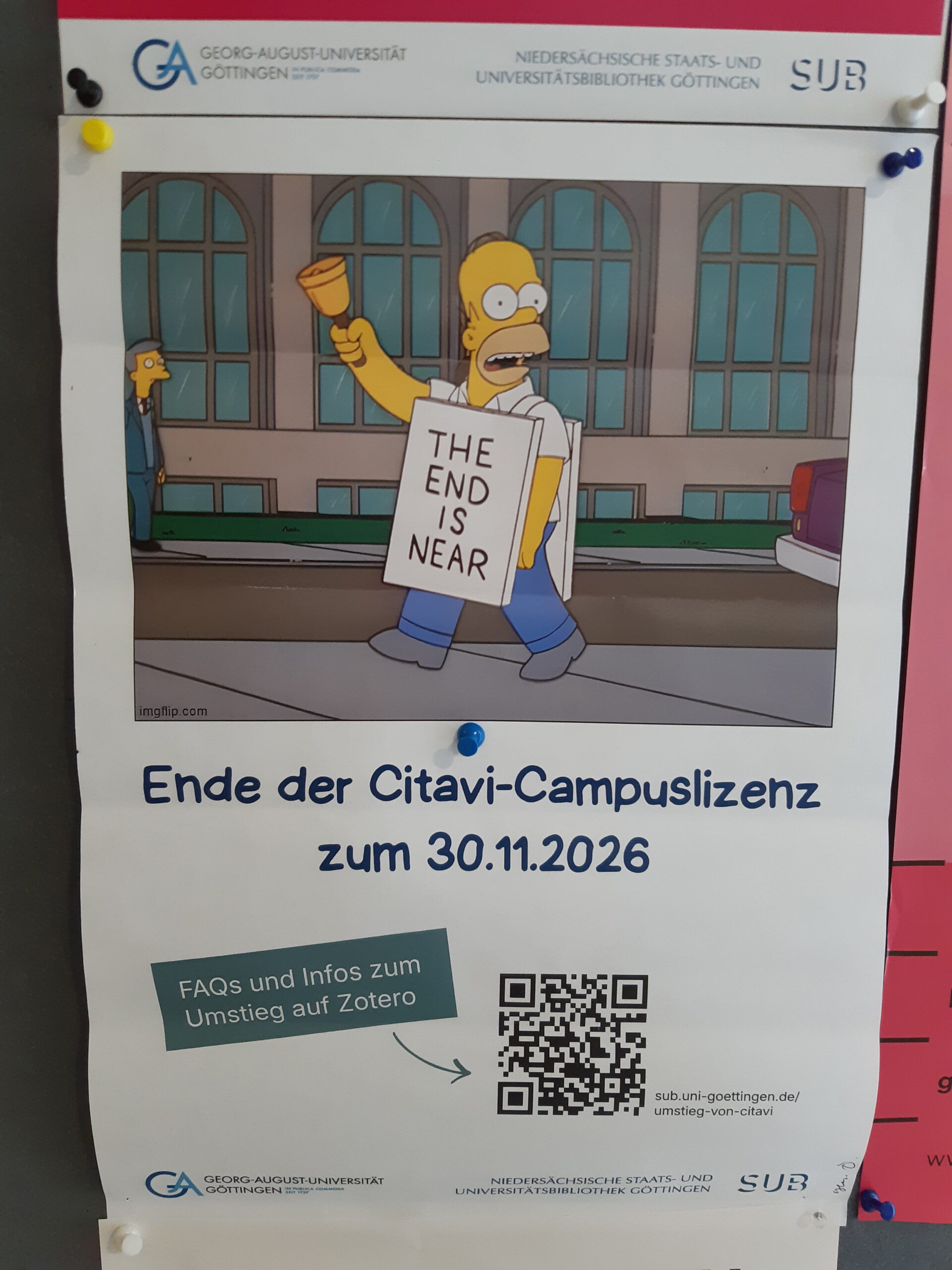 Poster aus der Alten Bibliothek am Papendiek, darauf ist Homer Simpson mit einem Schild "The End is near" zu sehen, darunter steht auf dem Plakat der Uni-Göttingen "Ende der Citavi-Campuslizenz zum 30.11.2026" und "FAQs und Infos zum Umstieg auf Zotero" und ein Barcode der hierhin verlinkt https://www.sub.uni-goettingen.de/lernen/kurse-und-lernangebote/umstieg-von-citavi-auf-zotero